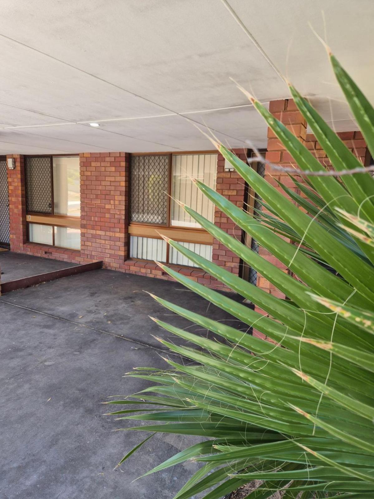 Champion Bay Unit, With Own Carport, Apartment